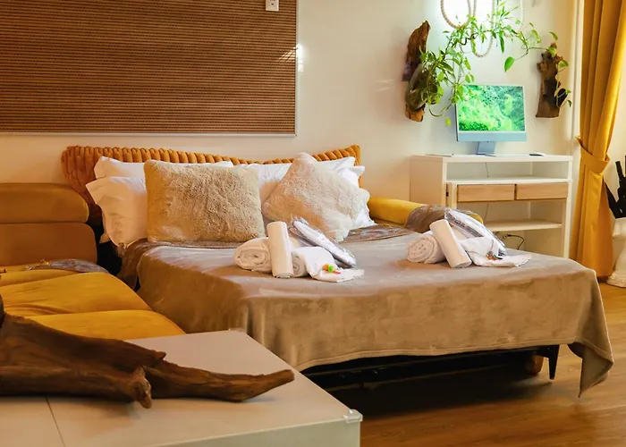 Haven Loft - Private Spa, Parking & Jacuzzi