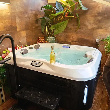 Luxe & Haven - Jacuzzi, Sauna, Steam, Private Parking アパート コモ