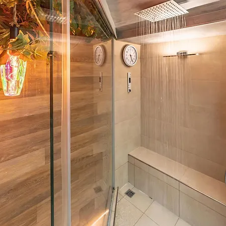 Haven Loft - Private Spa, Parking & Jacuzzi Lejlighed *