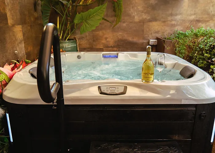 Luxe & Haven - Jacuzzi, Sauna, Steam, Private Parking *