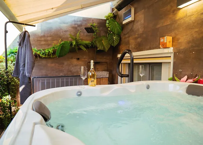Haven Loft - Private Spa, Parking & Jacuzzi * Como
