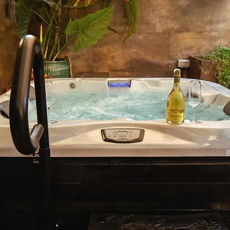 Haven Loft - Private Spa, Parking & Jacuzzi *